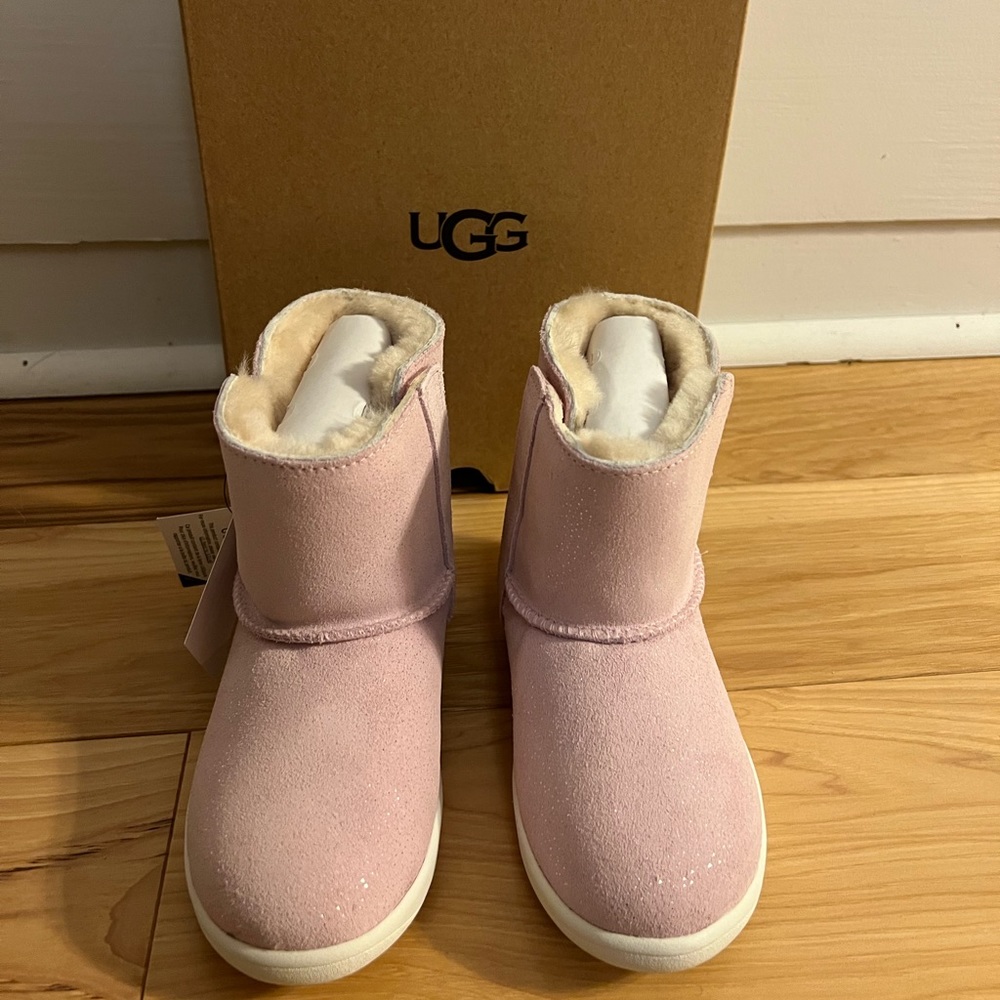 Ugg girls boots brand new with tags size 11 for girls color baby pink